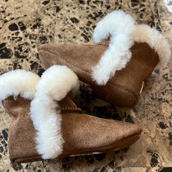 UGG Baby Lassen slip on boots size 04/05 - Picture 1 of 8